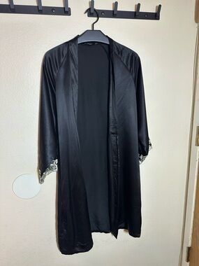 Freedom silk blacl lace detail robe small